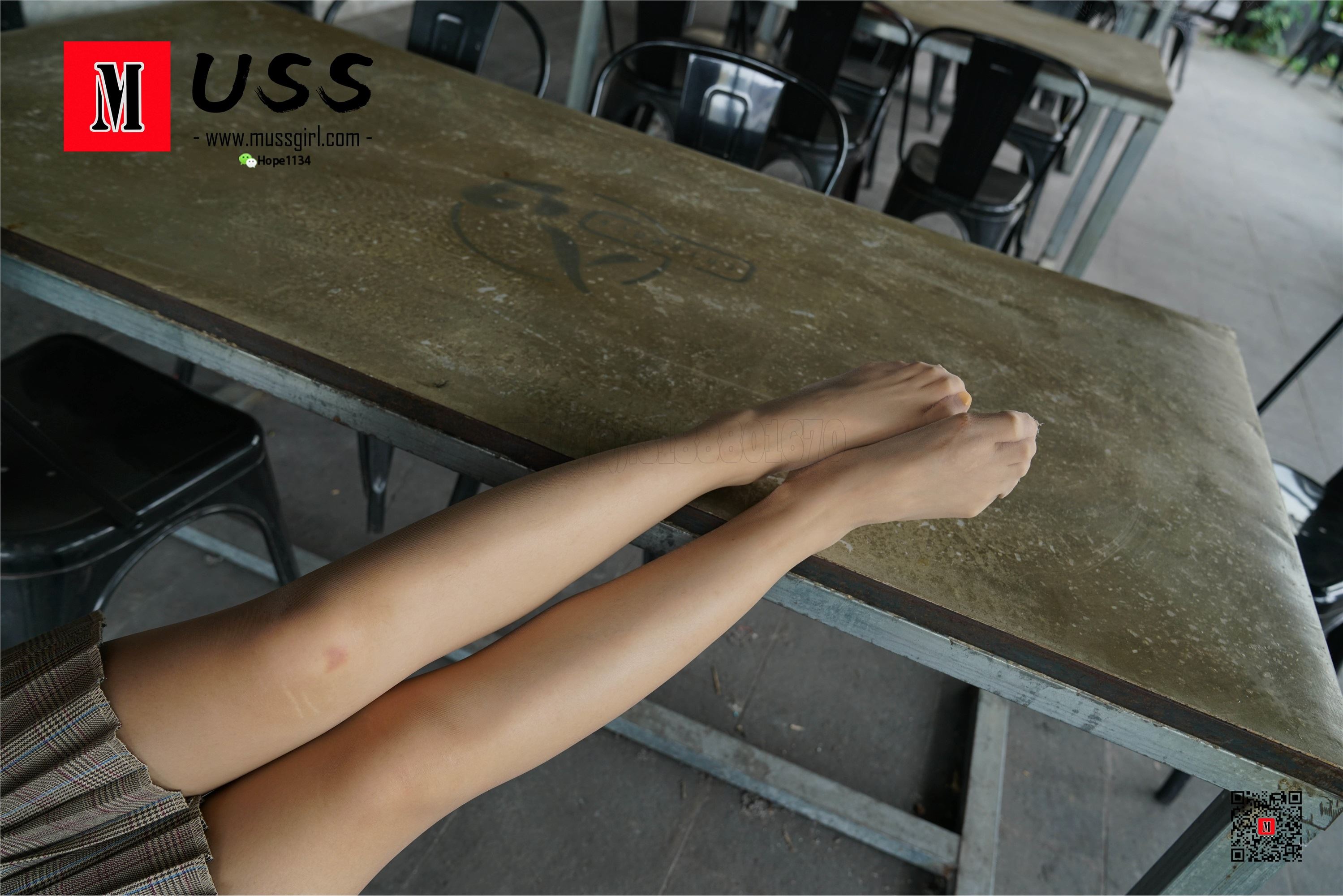 Mussgirl No.008 took photos of models' feet, but what about makeup artist Lulu's?